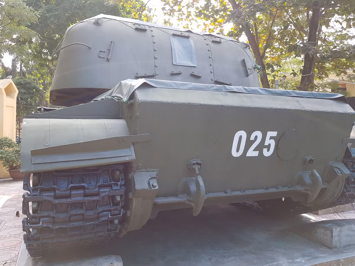 Cận cảnh phía sau đuôi của ZSU-57-2 của Việt Nam với thiết kế không khác gì mấy so với xe tăng T-54.