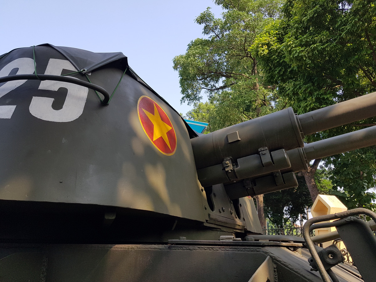 Để bảo vệ kíp pháo thủ của ZSU-57-2, phần tháp pháo tổ hợp phòng không này được trang bị lớp giáp bảo vệ 13.5mm ở hai bên hông, 15mm phía trước mặt, trông khi đó nắp tháp pháo được thiết kế mở hoàn toàn và chỉ có thể được che chắn bằng bạt.