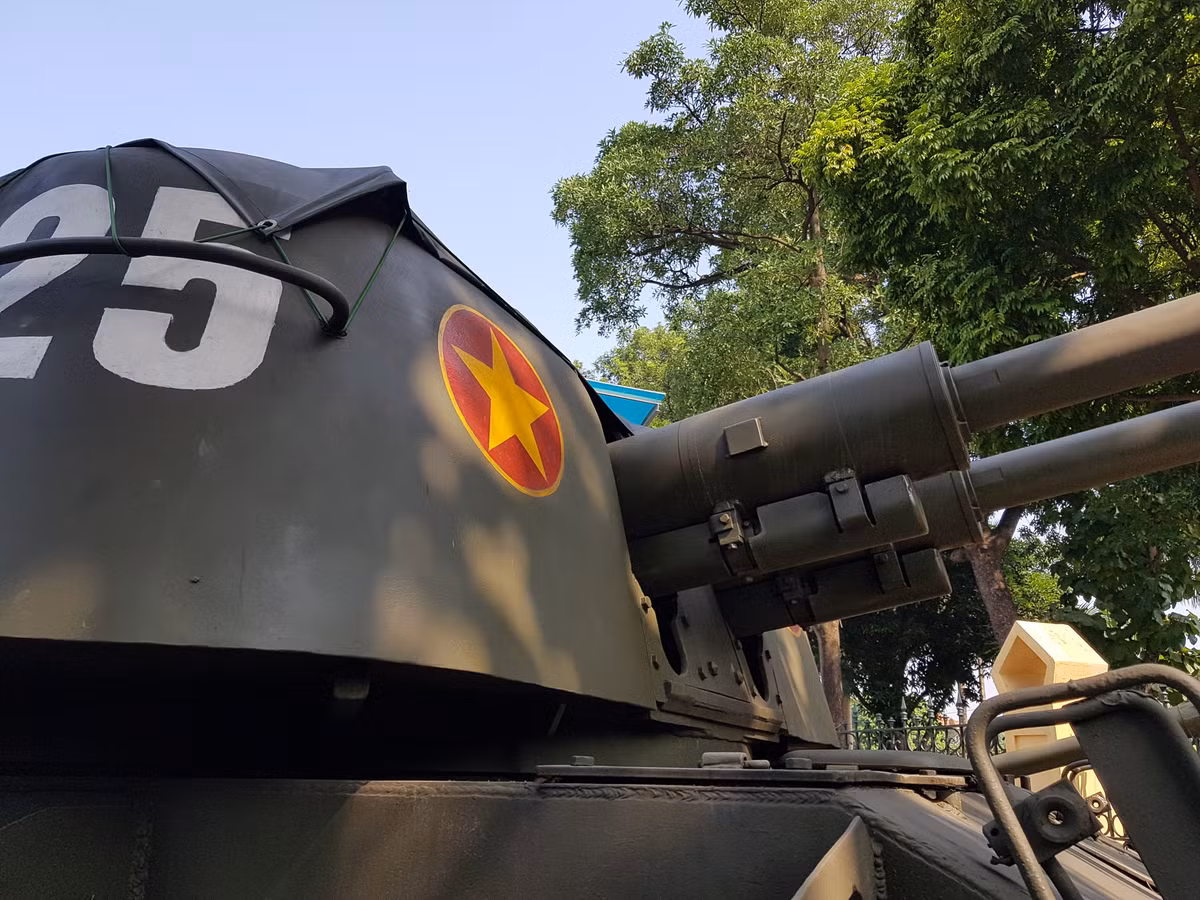 Để bảo vệ kíp pháo thủ của ZSU-57-2, phần tháp pháo tổ hợp phòng không này được trang bị lớp giáp bảo vệ 13.5mm ở hai bên hông, 15mm phía trước mặt, trông khi đó nắp tháp pháo được thiết kế mở hoàn toàn và chỉ có thể được che chắn bằng bạt.