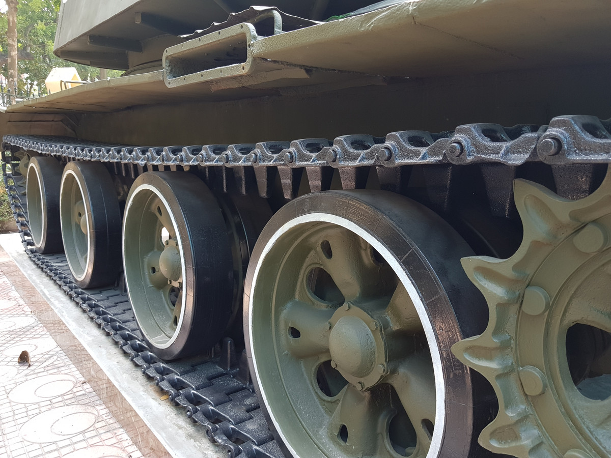 Xe có trọng lượng 28,1 tấn; dài 8,46 m (tính cả chiều dài nòng pháo); rộng 3,27 m; cao 2,71 m; kíp chiến đấu 6 người.