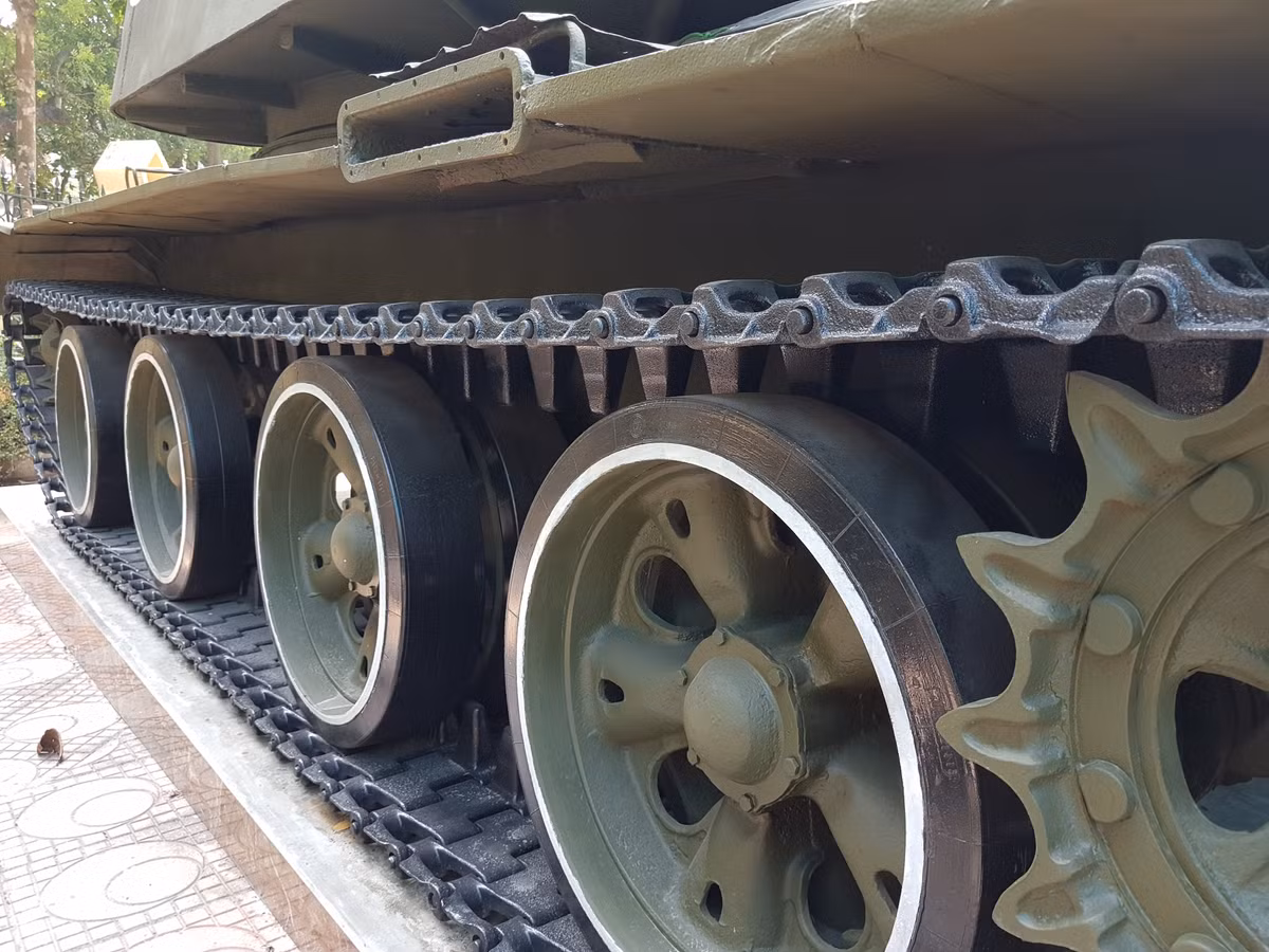 Xe có trọng lượng 28,1 tấn; dài 8,46 m (tính cả chiều dài nòng pháo); rộng 3,27 m; cao 2,71 m; kíp chiến đấu 6 người.