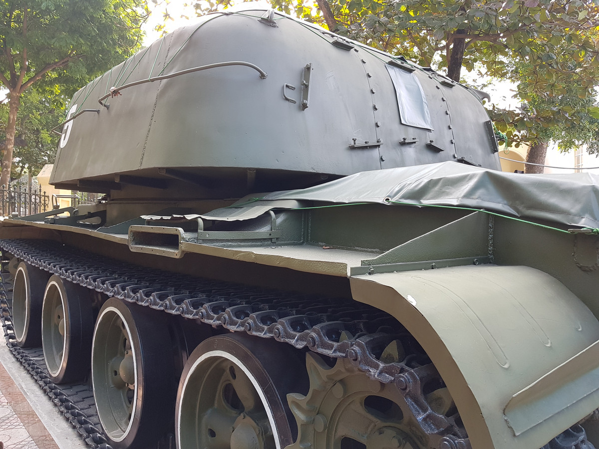 Về hệ thống động lực ZSU-57-2 được trang bị động cơ diesel V-54 công suất 520 mã lực cho tốc độ tối đa 50 km/h trên đường tốt (30 km/h trên đường xấu), tầm hoạt động 420 km trên đường tốt (320 km trên đường xấu).