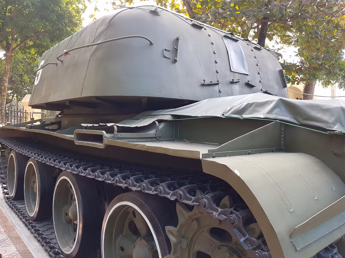 Về hệ thống động lực ZSU-57-2 được trang bị động cơ diesel V-54 công suất 520 mã lực cho tốc độ tối đa 50 km/h trên đường tốt (30 km/h trên đường xấu), tầm hoạt động 420 km trên đường tốt (320 km trên đường xấu).