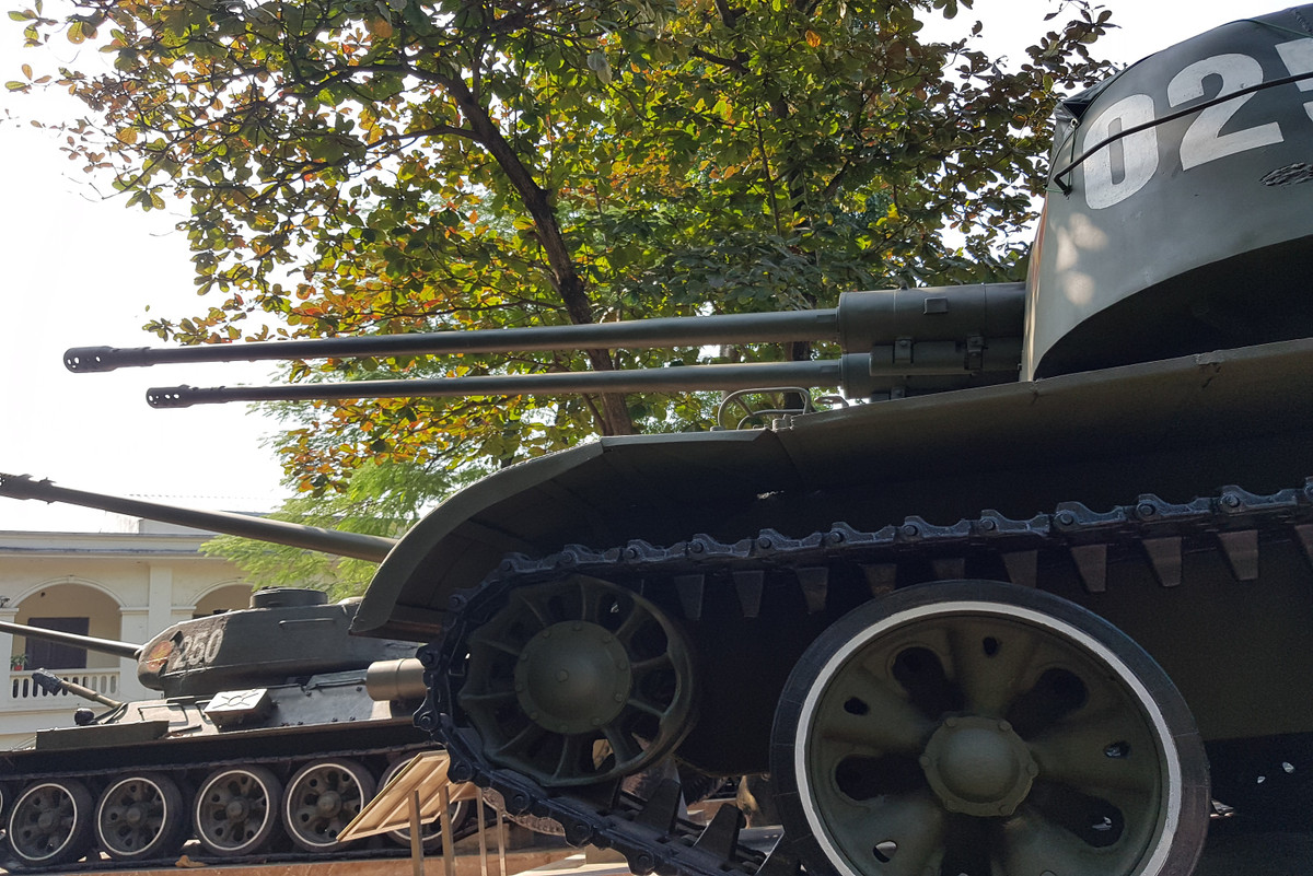 Còn về pháo cao xạ S-60, nó có tốc độ bắn tối đa 120 phát/phút/nòng, tầm bắn hiệu quả 6.000 m, nhưng do thiếu radar điều khiển hỏa lực và độ chính xác khi tác xạ lúc di chuyển rất hạn chế nên nó bị nhận xét là một vũ khí không thành công.