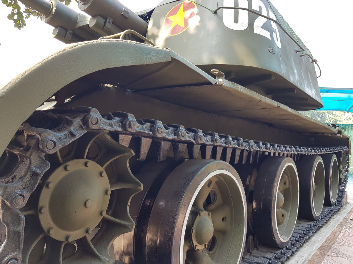 Khung gầm của tổ hợp ZSU-57-2 chính là phiên bản rút gọn từ xe tăng chiến đấu chủ lực T-54 với giáp mỏng hơn (chỉ từ 8 - 15 mm) dẫn tới trọng lượng nhẹ, chỉ cần 4 hàng bánh chịu nặng.