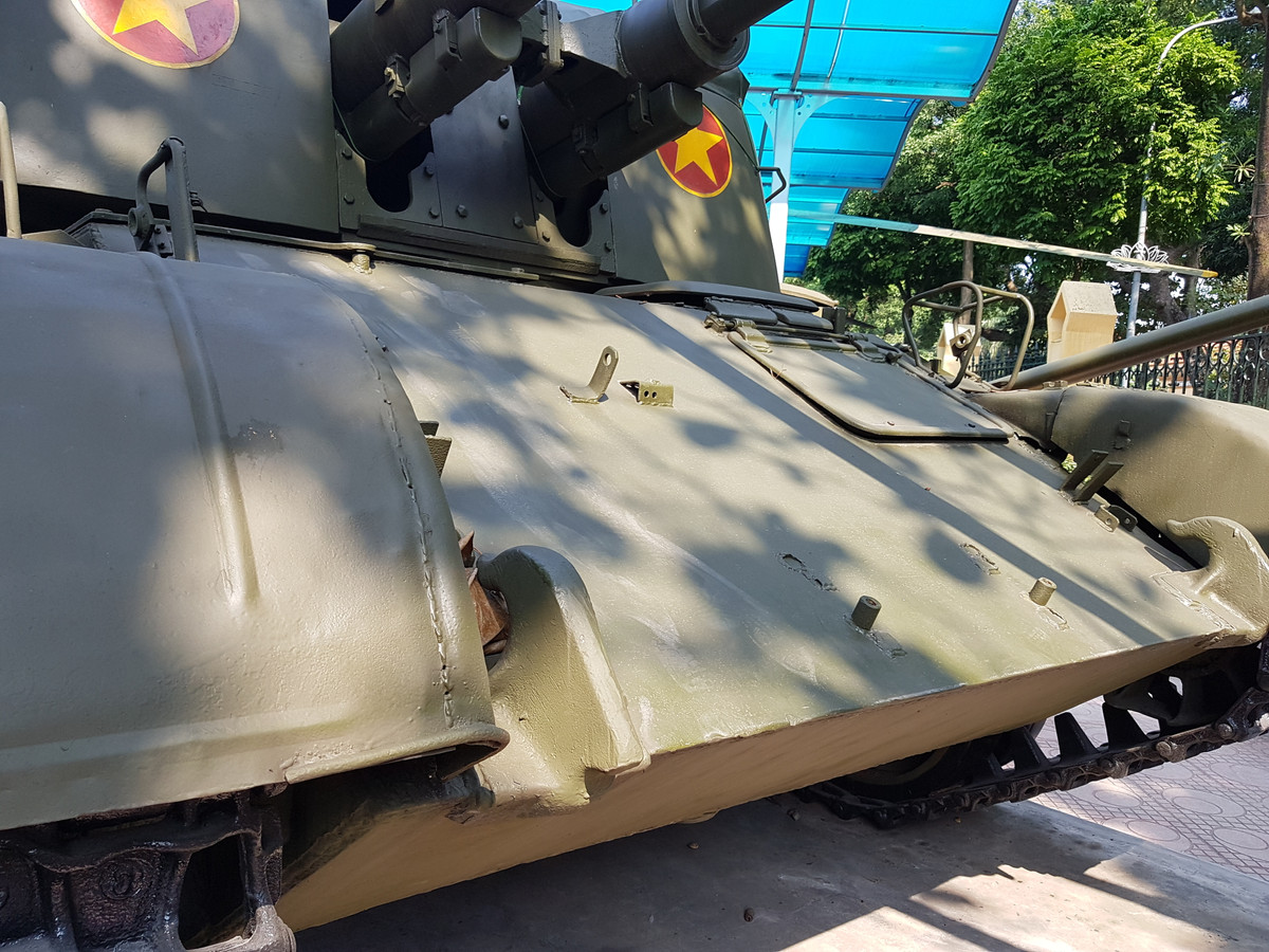 Mặt giáp nghiêng phía trước của ZSU-57-2 dù khá giống T-54 nhưng nó cũng có một vài điểm khác biệt, nhất là vị trí của lái xe được bố trí tới hai cửa mở khá giống với xe tăng T-34.