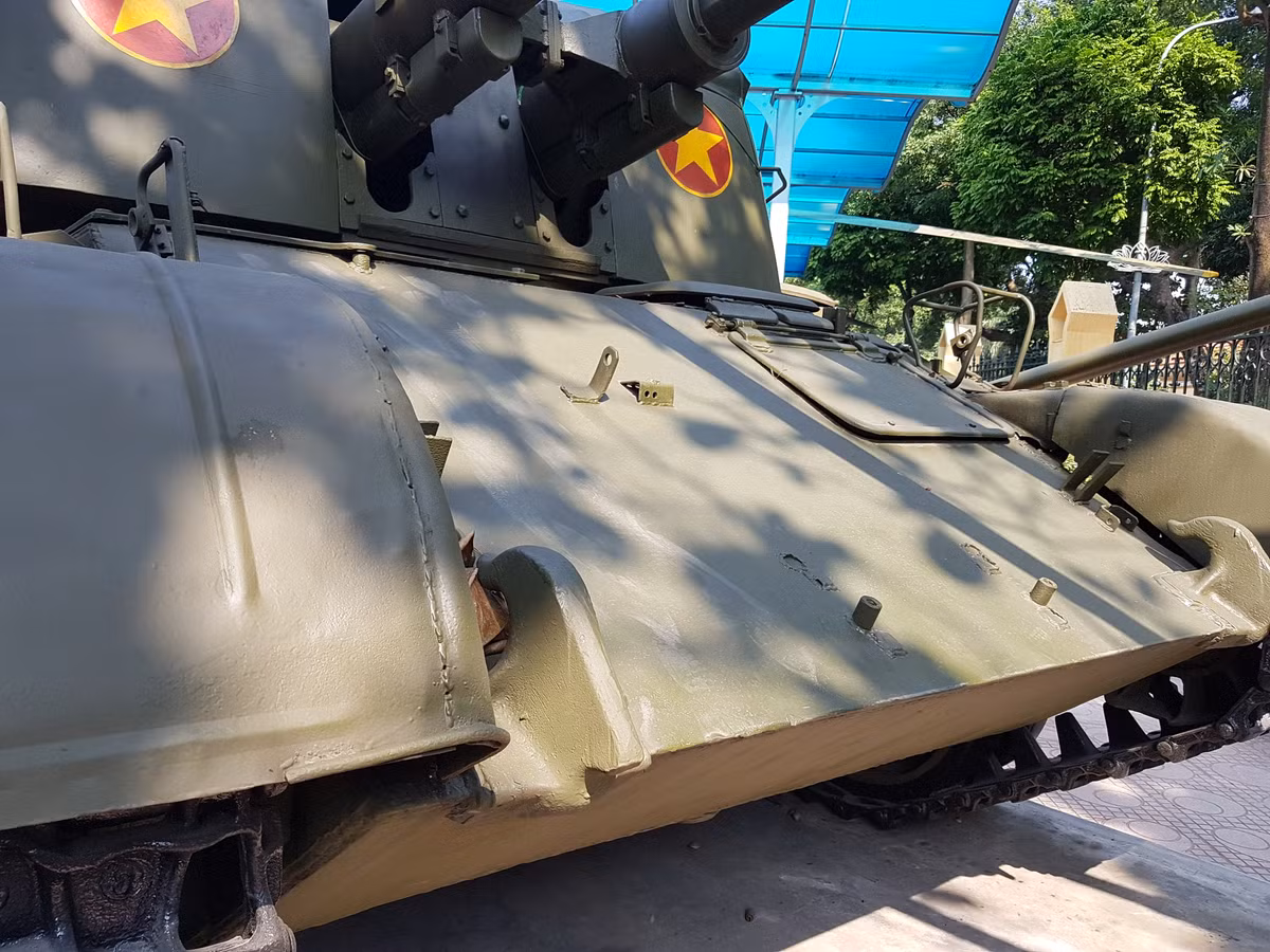 Mặt giáp nghiêng phía trước của ZSU-57-2 dù khá giống T-54 nhưng nó cũng có một vài điểm khác biệt, nhất là vị trí của lái xe được bố trí tới hai cửa mở khá giống với xe tăng T-34.