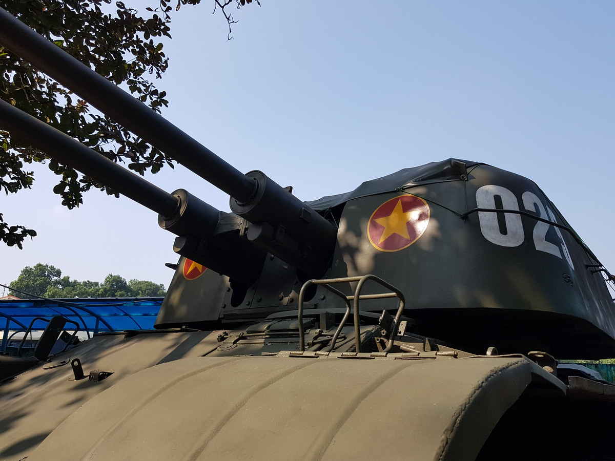 Về cấu hình của ZSU-57-2, nó được trang bị 2 khẩu pháo cao xạ S-60 cỡ 57 mm có chiều dài nòng gấp 76 lần đường kính (L/76) với cơ số 300 viên đạn đặt trong tháp pháo kín kích thước khá lớn.