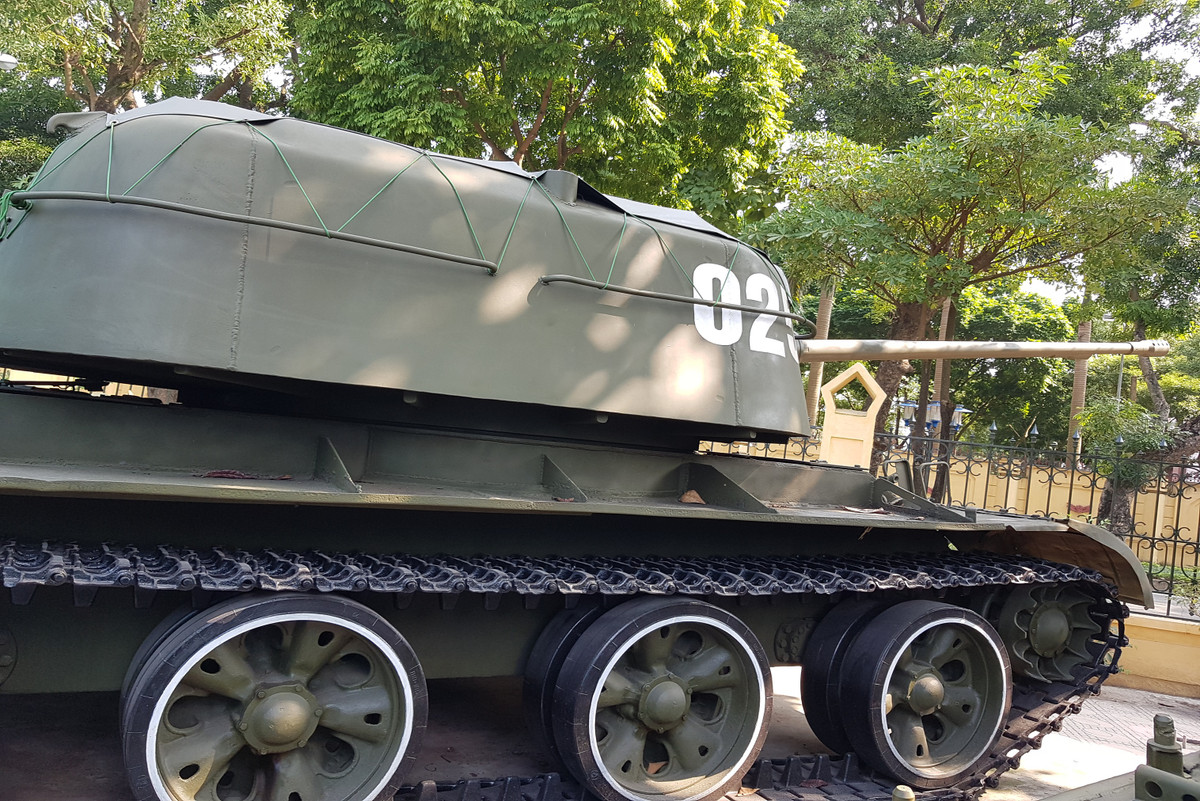 Trong chiến đấu cơ số đạn lớn của ZSU-57-2 giúp cho nó tạo ra mật độ hỏa lực áp đảo, bảo vệ an toàn cho đội hình thiết giáp trong tác chiến đô thị trước bộ binh ẩn nấp ở trên cao. Ngoài ra nó cũng tỏ ra là một vũ khí lợi hại khi hạ nòng bắn trực xạ chế áp lô cốt, hỏa điểm.