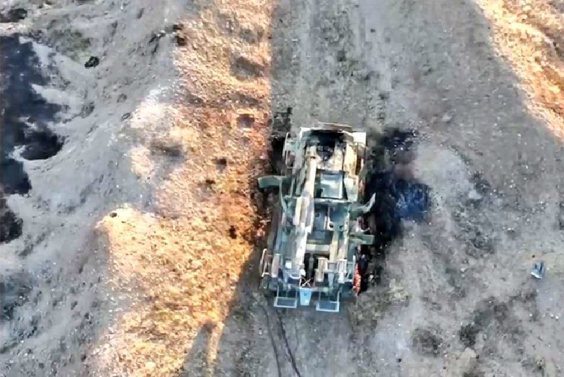 Một hình ảnh khác cho thấy hệ thống Pantsir-S1, một loại vũ khí phòng không di động và chống máy bay không người lái, đã bị phá hủy. Đây là một trong những thành phần quan trọng trong hệ thống phòng không mà Nga cung cấp cho Syria. Ảnh: X.