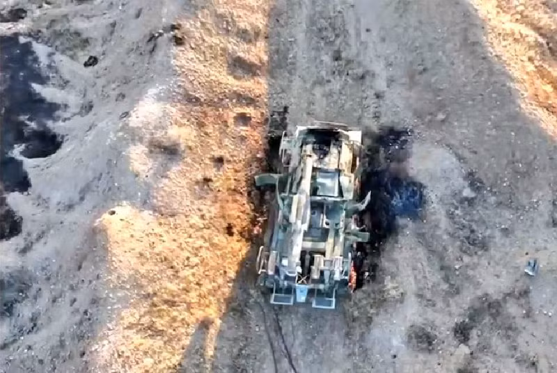 Một hình ảnh khác cho thấy hệ thống Pantsir-S1, một loại vũ khí phòng không di động và chống máy bay không người lái, đã bị phá hủy. Đây là một trong những thành phần quan trọng trong hệ thống phòng không mà Nga cung cấp cho Syria. Ảnh: X.