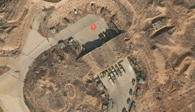 Ngoài ra, căn cứ này còn được trang bị một loạt vũ khí tấn công như tên lửa đạn đạo tầm ngắn và pháo phản lực, vốn được sử dụng để tấn công các vị trí của phe phiến quân. Hệ thống công sự kiên cố, bao gồm các hầm ngầm và nhà chứa máy bay chống bom, không đủ ngăn cản các cuộc không kích của Israel, khiến căn cứ này trở thành mục tiêu dễ bị tổn thương. Ảnh: Syrian Observer.