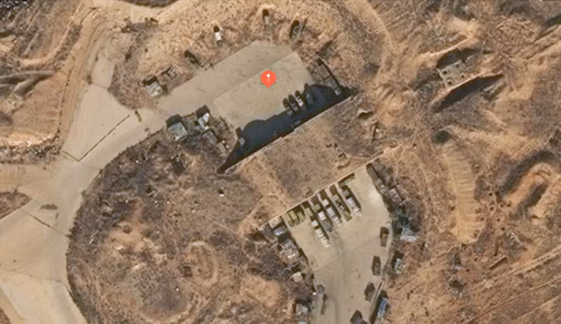 Ngoài ra, căn cứ này còn được trang bị một loạt vũ khí tấn công như tên lửa đạn đạo tầm ngắn và pháo phản lực, vốn được sử dụng để tấn công các vị trí của phe phiến quân. Hệ thống công sự kiên cố, bao gồm các hầm ngầm và nhà chứa máy bay chống bom, không đủ ngăn cản các cuộc không kích của Israel, khiến căn cứ này trở thành mục tiêu dễ bị tổn thương. Ảnh: Syrian Observer.