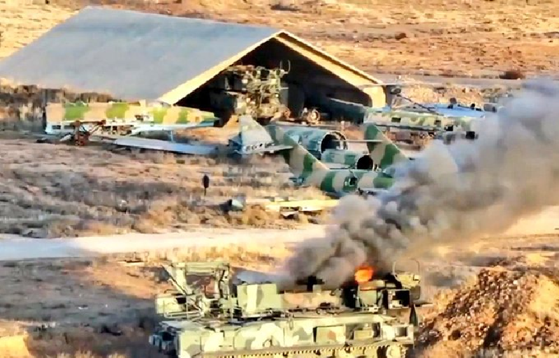 Hình ảnh lan truyền trực tuyến cho thấy các hệ thống vũ khí do Nga sản xuất bị phá hủy. Một hình ảnh đã được xác nhận mô tả hệ thống phòng thủ tên lửa di động Buk-M1 của Nga bị phá hủy tại Căn cứ không quân Mezzeh. Ảnh: X.