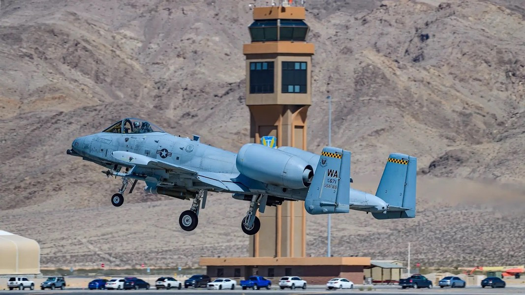 Do chủ yếu hoạt động ở độ cao thấp, A-10 được thiết kế để có thể chịu được hư hại nặng gây ra bởi hỏa lực phòng không của đối phương, đặc biệt là pháo cao xạ và tên lửa tầm gần.