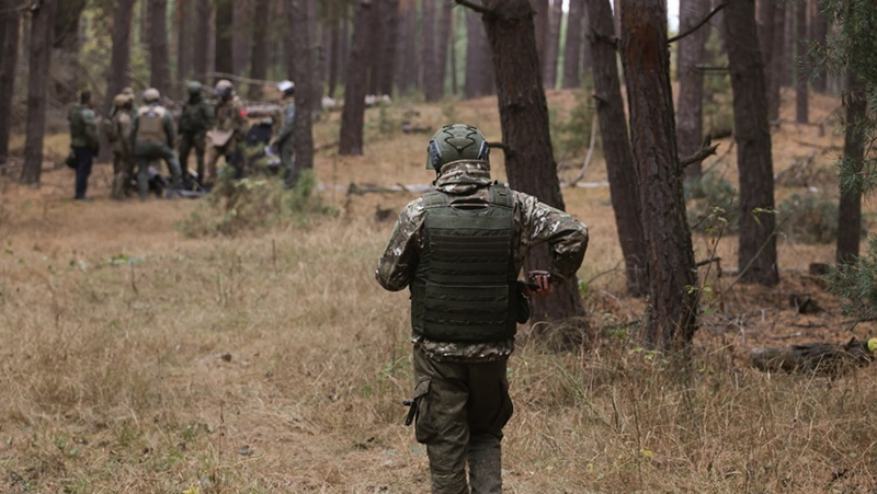 Quân đội Ukraine đã nhiều lần tấn công vào khu vực này, cố gắng đột phá vòng vây của quân Nga để giải cứu các tàn quân của Ukraine trong rừng, nhưng chưa thành công. Một số nguồn tin cho biết, một phần lực lượng tinh nhuệ của Lữ đoàn Cơ giới hạng nặng số 17 của Ukraine cũng đang trú ẩn trong khu rừng này. Ảnh: TASS.