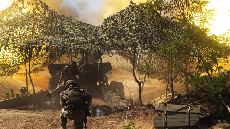 Trong thời gian này, Quân đội Nga đã nhiều lần tiến hành các cuộc tấn công quy mô lớn nhằm giải cứu đội đột kích bị quân Ukraine bao vây trong vành đài rừng Staraya Sorochina, nhưng chưa đạt được kết quả. Ảnh: CNN.