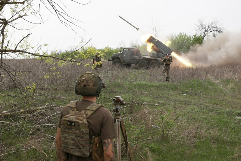 Đồng thời, Quân đội Nga đang nỗ lực hết sức để tìm kiếm các điểm tập kết của Quân đội Ukraine tại khu vực Sumy. Theo báo cáo của các phóng viên, từ ngày 14 đến 16/11, Quân đội Nga đã tiến hành các cuộc tấn công hỏa lực phối hợp bằng tên lửa và pháo phản lực vào tỉnh Sumy, phá hủy ba đội hình lớn của quân Ukraine tại các làng Velikaya Pisaryovka , Glukhov và Khotin. Ảnh: Bloomberg.