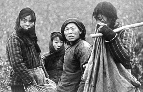 Ban đầu, Trương Liên Hưng vẫn biện minh rằng chỉ vì thấy Đoàn Đức Hiển đáng thương nên đến giúp đỡ. Nhưng sự thật dần được phơi bày. Trương Liên Hưng từng sống cùng làng với Hà Khai Mỹ. Xuất thân từ gia đình khá giả nhưng do biến cố gia đình, cô phải tìm cách kiếm sống bằng việc làm giúp việc cho gia đình giàu có, mục đích quyến rũ chủ nhà sau đó tống tiền. Sau nhiều lần trót lọt, lần gần đây nhất lại không suôn sẻ, khiến Trương Liên Hưng phải bỏ trốn.