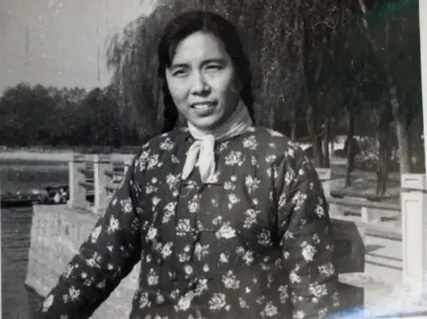 Ở Vân Nam, một người đàn ông vừa kết hôn với vợ chưa đầy 10 ngày thì đã đi quân ngũ ở Hắc Long Giang. Một chuyến đi kéo dài suốt 12 năm. Vào năm thứ 12, một ngày nọ, người vợ bất ngờ tìm đến anh ta. Người chồng đã gần như quên hẳn khuôn mặt của vợ nên dễ dàng tin rằng đó là vợ thật, sống chung, ngủ chung giường 52 ngày. Nhưng đến ngày thứ 52, anh nhận được tin người vợ giả mạo này chính là hung thủ đã giết hại vợ thật của anh. Trong ảnh là người vợ giả Trương Liên Hưng (Ảnh: Sohu)