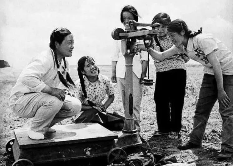 Ngay đêm đầu tiên đoàn tụ, Đoàn Đức Hiển nhận ra vợ mình có đôi chân to lạ lùng. Anh hỏi thì cô vợ giải thích lấp liếm rằng "lớn lên, chân cũng to ra thôi". Anh cũng nghi ngờ vì trong trí nhớ, vợ anh hơi mập nhưng cô vợ này lại gầy và xinh hơn. Khi cô vợ nói sẽ viết thư cho cậu em ở quê, Đoàn Đức Hiển ngạc nhiên vì vợ anh không biết chữ. Nhưng nghĩ vợ học ở lớp xóa mù chữ vài từ, anh vẫn tin.