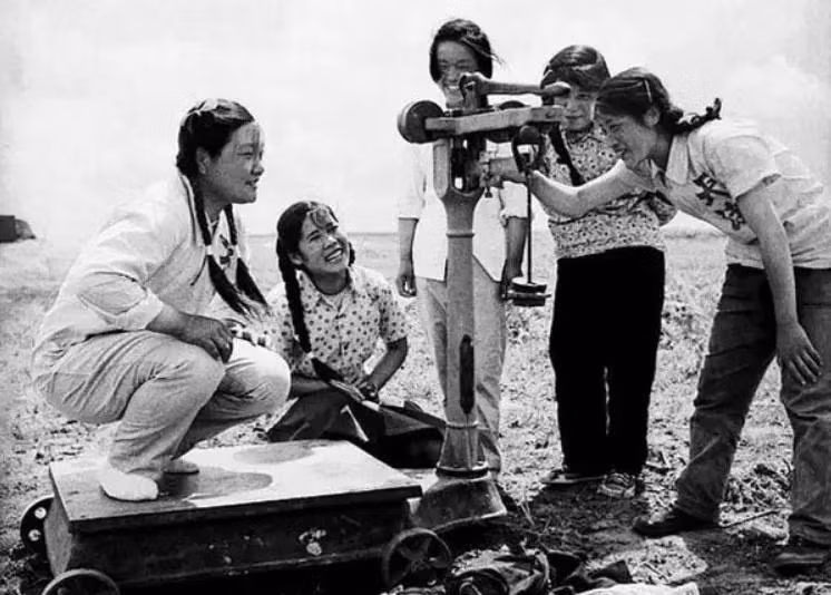 Ngay đêm đầu tiên đoàn tụ, Đoàn Đức Hiển nhận ra vợ mình có đôi chân to lạ lùng. Anh hỏi thì cô vợ giải thích lấp liếm rằng "lớn lên, chân cũng to ra thôi". Anh cũng nghi ngờ vì trong trí nhớ, vợ anh hơi mập nhưng cô vợ này lại gầy và xinh hơn. Khi cô vợ nói sẽ viết thư cho cậu em ở quê, Đoàn Đức Hiển ngạc nhiên vì vợ anh không biết chữ. Nhưng nghĩ vợ học ở lớp xóa mù chữ vài từ, anh vẫn tin.