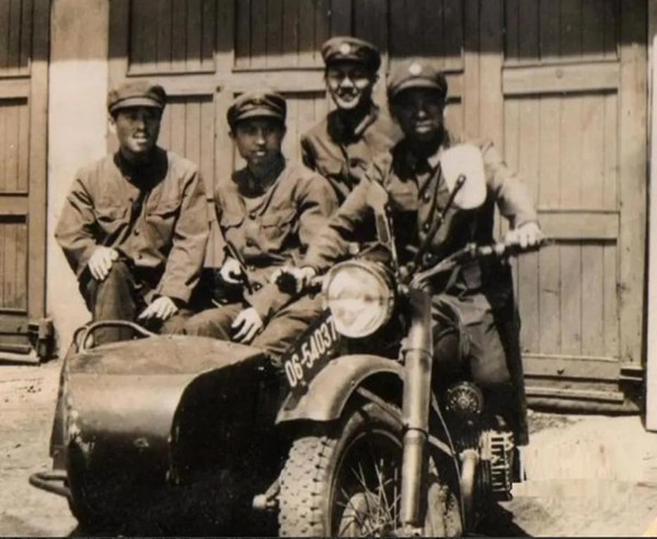 Đoàn Đức Hiển sinh ra ở huyện Tầm Điện, Côn Minh, tỉnh Vân Nam, Trung Quốc. Năm 1942, ở tuổi 19, Đoàn Đức Hiển cưới Hà Khai Mỹ, 16 tuổi, người làng bên. Nhưng kết hôn chưa đầy 10 ngày, Đoàn Đức Hiển đã đi lính đến Hắc Long Giang, xa nhà hàng ngàn dặm.