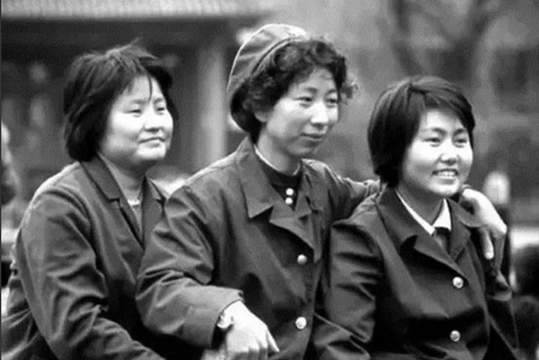 Trương Liên Hưng lợi dụng sự ngây thơ của Hà Khai Mỹ, lừa cô ở lại nhà trọ và cho thuốc mê vào bữa tối. Khi Hà Khai Mỹ đã ngấm thuốc, cô ta lôi bạn đến một cống nước gần đó và đẩy Hà Khai Mỹ xuống nước. Sau đó, Trương Liên Hưng quay lại nhà trọ, lấy hết đồ của Hà Khai Mỹ, mua vé tàu đến Hắc Long Giang và đóng giả làm vợ anh.