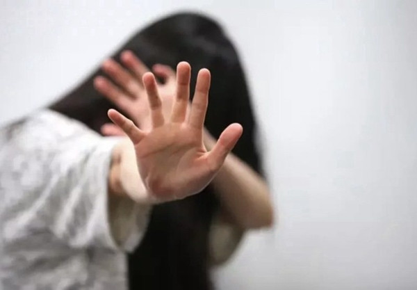 Đại diện nhà trường khẳng định vì đồng phục rộng nên giáo viên không hề nhận ra nữ sinh có thai. Tuy nhiên, lời giải thích này khiến gia đình nữ sinh vô cùng phẫn nộ, đòi hỏi nhà trường, ban quản lý ký túc xá phải chịu trách nhiệm đến cùng.