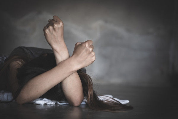 Nữ sinh cũng không ngờ rằng mình có thai, đến lúc bụng ngày một to ra, cô lại càng thêm sợ hãi, không biết phải xử lý thế nào, không dám nói cho người khác. "Cháu rất bất lực và sợ hãi", cô gái thổ lộ.