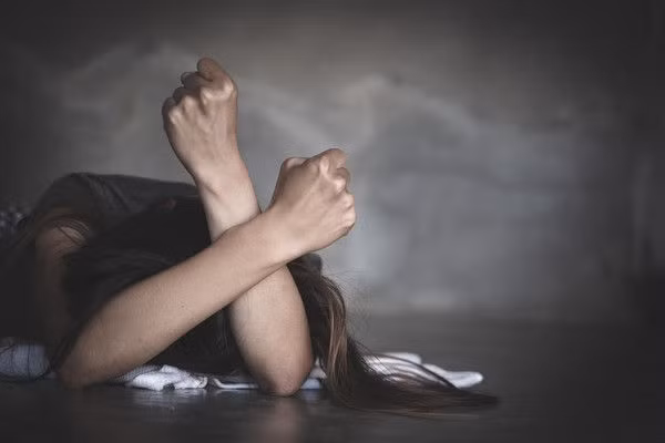 Nữ sinh cũng không ngờ rằng mình có thai, đến lúc bụng ngày một to ra, cô lại càng thêm sợ hãi, không biết phải xử lý thế nào, không dám nói cho người khác. "Cháu rất bất lực và sợ hãi", cô gái thổ lộ.