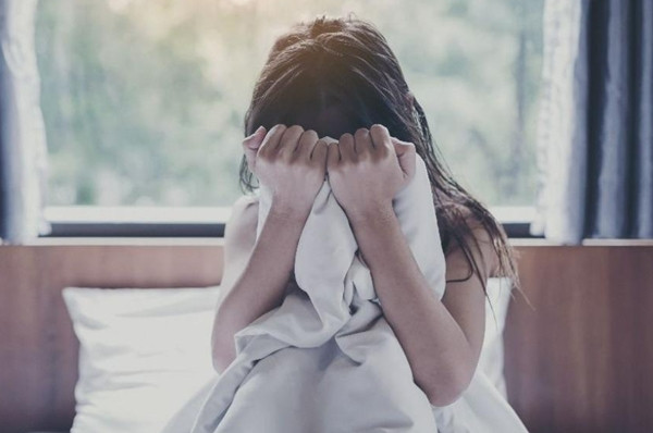 Theo lời khai của nữ sinh 16 tuổi, cô đã bị xâm hại, cưỡng bức bởi người đàn ông họ Thái - cha của một bạn cùng lớp với mình. Hóa ra, cô gái đã lọt vào tầm ngắm của người đàn ông này khi gã đến thăm con gái. Trong một lần từ nhà đến trường, cô đã bị Thái săn đón, lừa gạt, cuối cùng xâm hại.