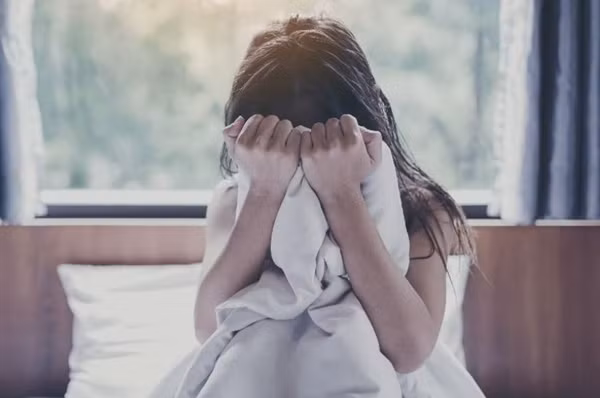 Theo lời khai của nữ sinh 16 tuổi, cô đã bị xâm hại, cưỡng bức bởi người đàn ông họ Thái - cha của một bạn cùng lớp với mình. Hóa ra, cô gái đã lọt vào tầm ngắm của người đàn ông này khi gã đến thăm con gái. Trong một lần từ nhà đến trường, cô đã bị Thái săn đón, lừa gạt, cuối cùng xâm hại.