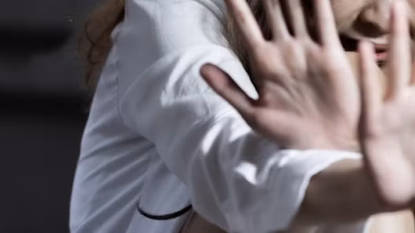 Sau khi bị xâm hại, nữ sinh quá sợ hãi và xấu hổ nên không dám kể cho ai biết, kể cả với bố mẹ mình. Cũng chính vì điều này, cô bị bố của bạn cùng lớp tiếp tục dọa dẫm, uy hiếp và tấn công tình dục, tổng cộng tới 3 lần.