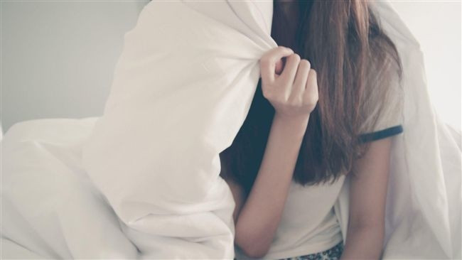 Đến ngày vượt cạn, nữ sinh 16 tuổi cũng vô cùng bối rối, chỉ biết trốn trong nhà vệ sinh để sinh con. Cuối cùng khi bị phát hiện, cô vẫn ở trong trạng thái hoảng loạn. Phía nhà trường cho biết, họ không hề biết chuyện nữ sinh 16 tuổi bị xâm hại và mang thai ngoài ý muốn. Mãi đến khi cô trốn trong ký túc xá sinh con, sự việc mới lộ ra.