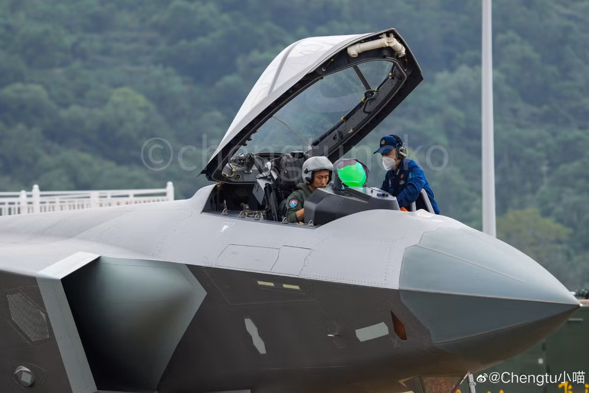 Trung Quoc ra mat buong lai tiem kich tang hinh J-20-Hinh-4