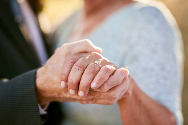 Sự việc cụ ông 72 tuổi tại Chiết Giang, Trung Quốc, qua đời chỉ hai tháng sau khi tái hôn với người vợ mới họ Lưu đã khiến dư luận xôn xao. Khi người vợ mới xuất trình di chúc chuyển giao toàn bộ tài sản, con cái cụ nghi ngờ và phát hiện nhiều tình tiết bất thường trong quá khứ của bà. (Ảnh: Chinatimes, Ettoday, Sohu, Freepic)