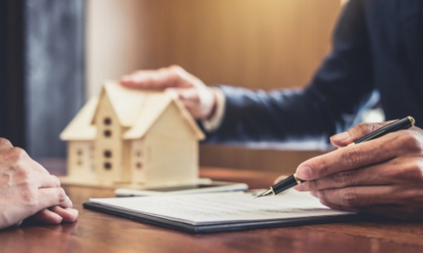 Hai cuộc hôn nhân tiếp theo của bà đều với những cụ ông ngoài 70 tuổi. Kỳ lạ thay, cả hai người chồng sau này đều qua đời chỉ trong thời gian ngắn sau khi kết hôn với bà.