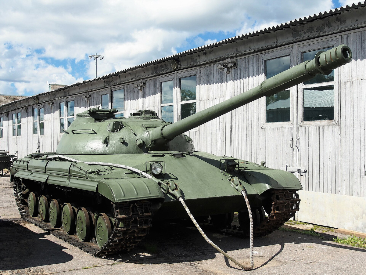 Sự hiện diện của những chiếc T-64 này nhấn mạnh tầm quan trọng của chiến thuật phòng ngự và chiến đấu trong các điều kiện khắc nghiệt. Mặc dù đối mặt với lực lượng trang bị tốt hơn, những xe tăng T-64 cổ điển của Ukraine vẫn có thể đẩy lùi các cuộc tấn công của T-72 Nga, dù phải đối diện với nhiều thách thức.