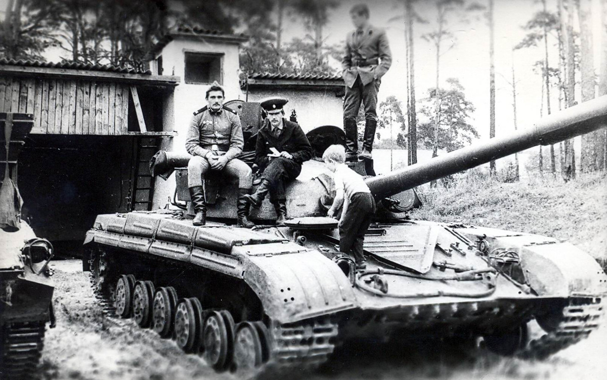 Xe tăng T-64, ban đầu được thiết kế bởi nhà sáng chế Alexander Morozov tại Kharkiv, Ukraine, là sản phẩm nổi bật của thời kỳ Chiến tranh Lạnh. Với khẩu pháo 125mm, giáp composite và hệ thống nạp đạn tự động, T-64 được chế tạo vượt trội các đối thủ phương Tây về khả năng bảo vệ và hỏa lực.