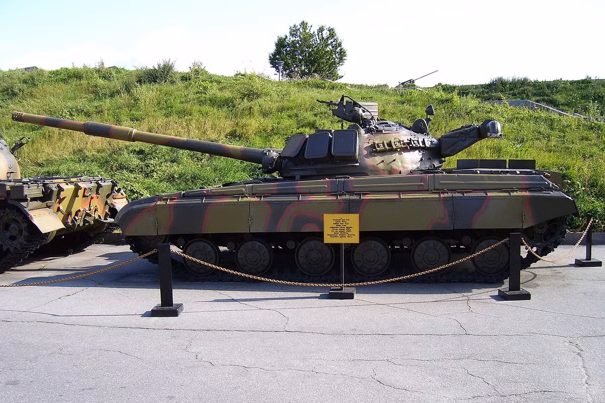 Xe tăng T-64, mặc dù đã cũ kỹ và bị giới hạn bởi công nghệ, vẫn là biểu tượng của sự bền bỉ và kiên cường của lực lượng Ukraine. Tuy nhiên, sự tồn tại của chúng trên chiến trường chỉ là minh chứng cho thực tế khắc nghiệt: không có giải pháp quân sự nào có thể thay thế được vai trò quan trọng của ngoại giao trong việc chấm dứt chiến tranh. (Nguồn ảnh: Wikipedia, Bộ Quốc phòng Ukraine, Vitaly Kuzmin, mil.ru).