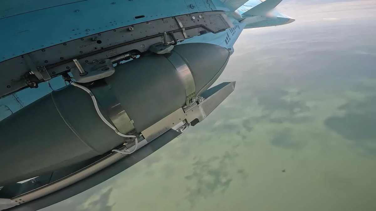 Mối đe dọa từ ATACMS không chỉ đến từ khả năng phá hủy vật chất mà còn gây áp lực tâm lý lớn cho lực lượng Nga. Chỉ riêng việc Ukraine sở hữu loại tên lửa này đã buộc Nga phải di chuyển các sân bay quân sự ra xa chiến tuyến, làm giảm hiệu quả các đợt không kích bằng bom có điều khiển như FAB-250/500/1000.