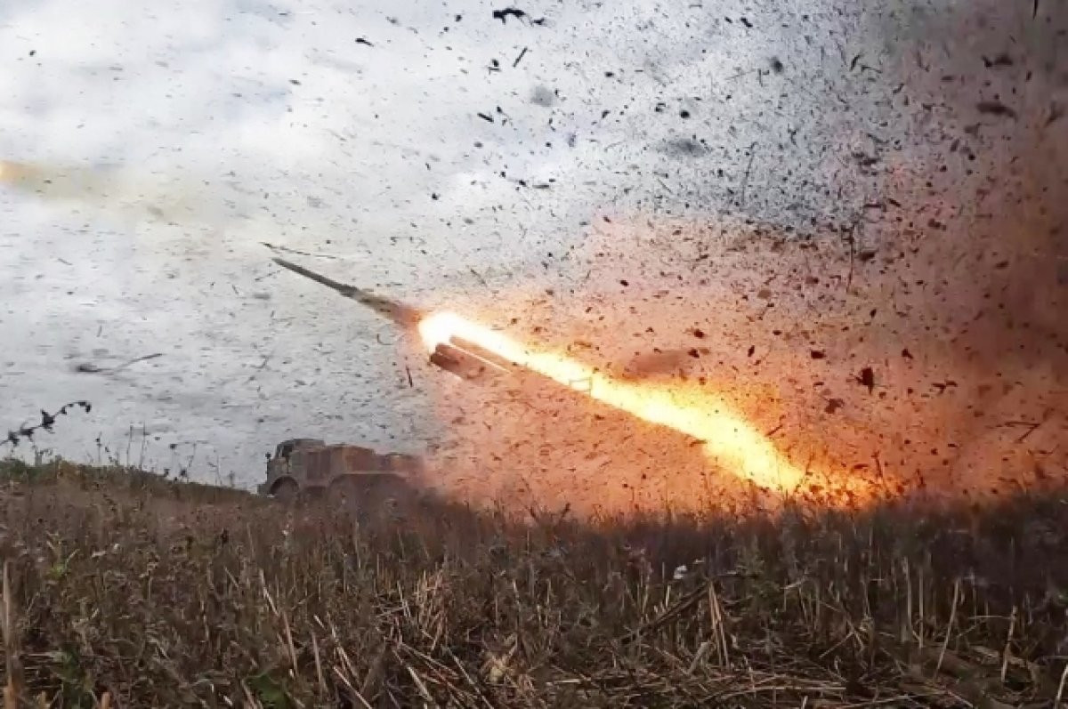 Ngoài ra, việc sử dụng vũ khí công nghệ cao như bom "Alabuga" có thể là yếu tố thay đổi cuộc chơi. Đây là một loại vũ khí xung điện từ (EMP) do Nga phát triển, có khả năng vô hiệu hóa các thiết bị điện tử trong phạm vi tác động. Loại bom này được thiết kế để tạo ra một xung điện từ mạnh, phá hủy hoặc làm gián đoạn hoạt động của các hệ thống điện tử, từ đó làm suy yếu khả năng chiến đấu của đối phương.