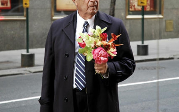 Không chịu đựng được sự quấy rối dai dẳng, người phụ nữ 88 tuổi đã quyết định kiện ông Marayama Mitsuo ra tòa. Tòa án đã ra lệnh cấm người đàn ông này tiếp cận nạn nhân theo Luật Chống theo dõi và quấy rối của Nhật Bản. Tuy nhiên, lệnh cấm này dường như không có tác dụng gì với Marayama Mitsuo. Ông vẫn tiếp tục đến nhà nạn nhân, bất chấp nguy cơ bị bắt giữ.