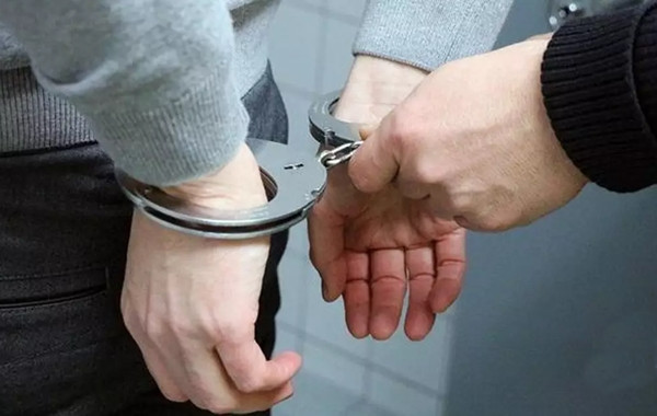 Theo điều tra của cảnh sát, sau khi vợ mất, ông Marayama Mitsuo đột nhiên nhớ lại mối tình hơn 30 năm trước với người yêu cũ. Mặc dù người phụ nữ này đã ở tuổi xế chiều, ông ta vẫn quyết tâm theo đuổi, bất chấp sự phản đối và sợ hãi của nạn nhân. Hành vi quấy rối của Marayama Mitsuo diễn ra thường xuyên và có hệ thống, khiến nạn nhân không có một phút giây nào được yên ổn.