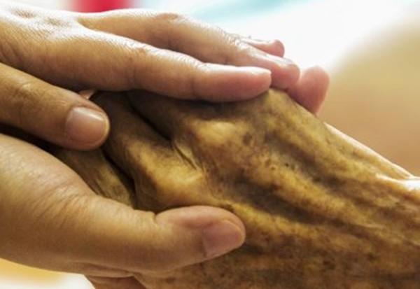 Ông Marayama Mitsuo thường xuyên xuất hiện trước cửa nhà người phụ nữ 88 tuổi, cố gắng gặp mặt. Nếu không gặp được, ông ta sẽ để lại những món quà hết sức kỳ lạ, những bức thư tình mùi mẫn, những phần thức ăn và thậm chí cả…đồ lót.