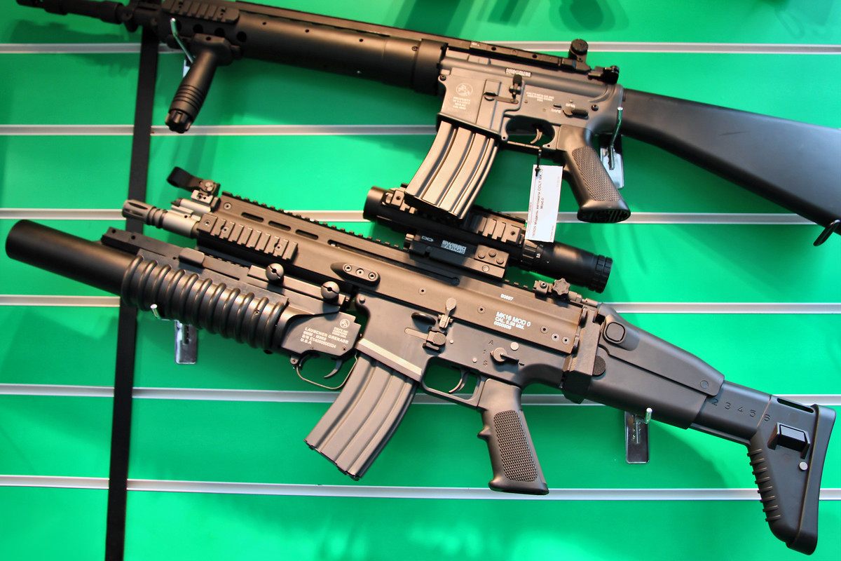 Súng trường tấn công FN SCAR còn có thể thực hiện nhiều chức năng khác như bắn tỉa hoặc trong vai trò là súng máy. Khẩu súng trường này có 10 phiên bản quân sự, 4 phiên bản dân sự.