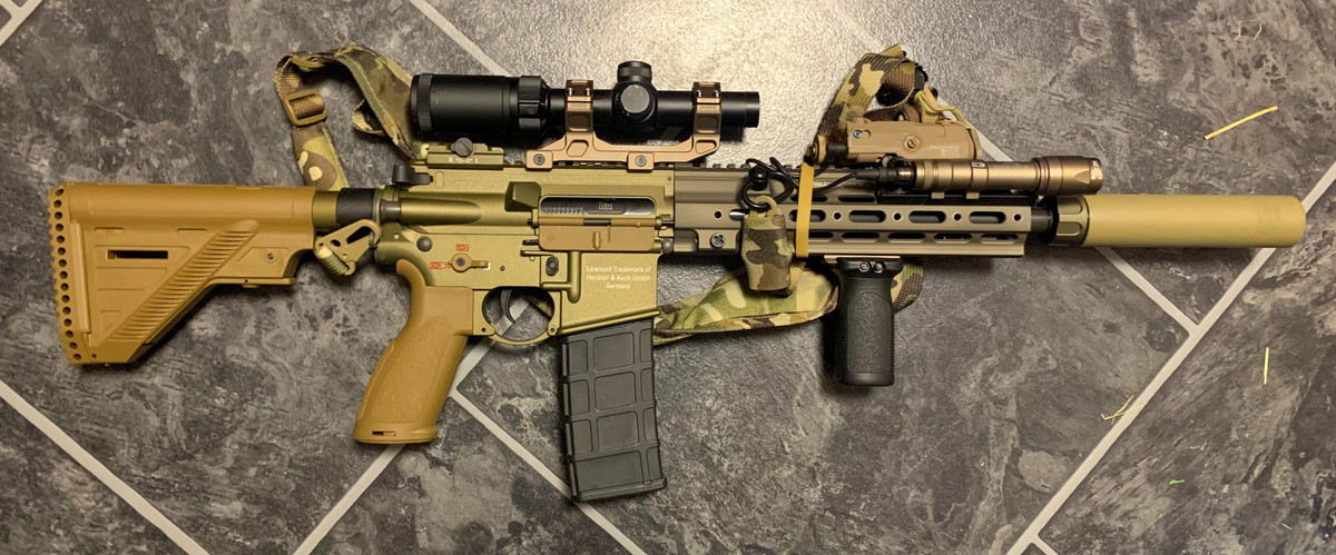 Đứng thứ 2 trong danh sách là súng trường tấn công HK416. Súng trường tấn công HK416 là một sản phẩm của Đức, súng được sản xuất vào năm 2004. Độ giật thấp, dễ dàng sử dụng là các ưu điểm chính của khẩu súng trường này.