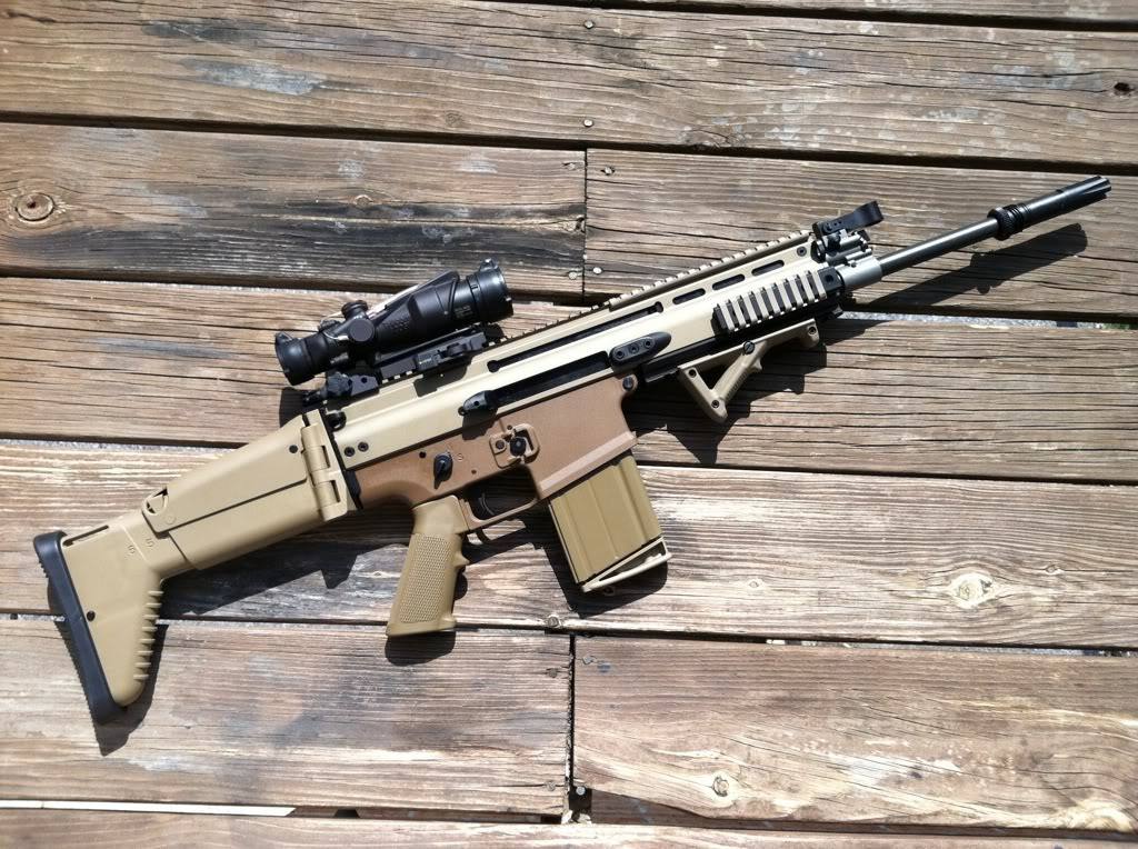 Xếp thứ nhất trong danh sách là FN SCAR-H. Mẫu súng trường này được phát triển và sản xuất bởi các công ty quân sự từ Bỉ và Mỹ. FN SCAR-H có những đặc điểm được xem là tương lai của vũ khí quân sự.