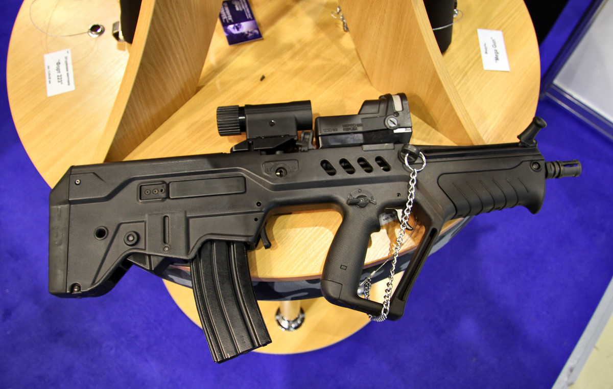 Đứng thứ 4 trong danh sách là súng trường tấn công IWI Tavor X95 của Israel, được phát triển bởi công ty Israel Weapon Industries. Súng trường tấn công IWI Tavor X95 là một mẫu súng khá mới. Súng được sản xuất bắt đầu từ năm 2009 cho đến nay. Ảnh: Wikipedia.